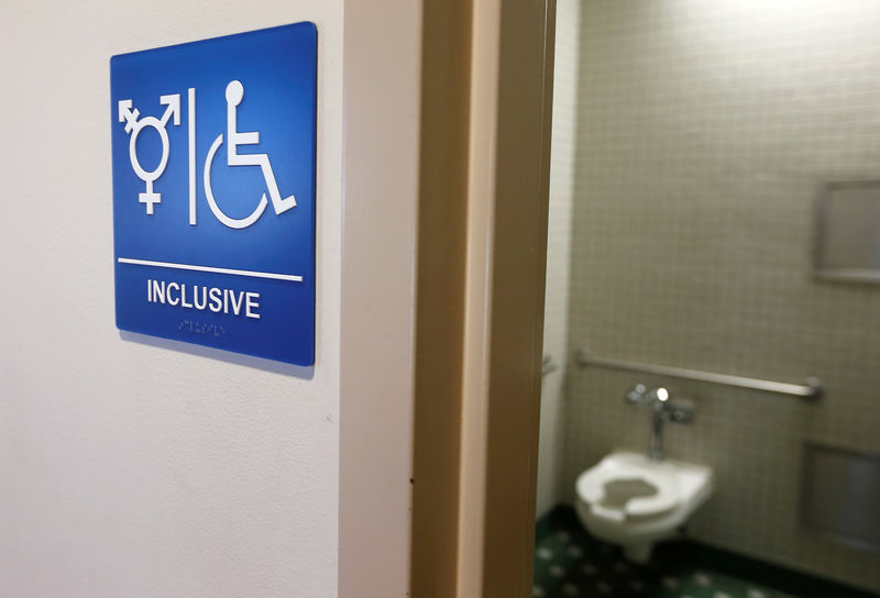 © Reuters. FILE PHOTO - A gender neutral bathroom is seen at the University of California Irvine