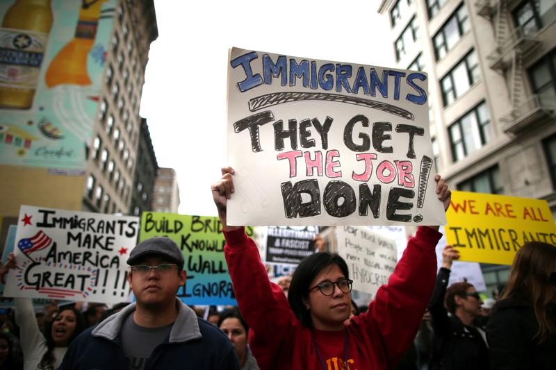 © Reuters. People participate in a protest march calling for human rights and dignity for immigrants, in Los Angeles