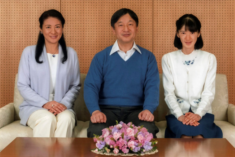 © Reuters. Japan's Crown Prince Naruhito poses for a photo with Crown Princess Masako and their daughter Princess Aiko at Togu Palace in Tokyo