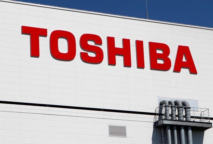© Reuters. FILE PHOTO -  The logo of Toshiba is pictured on its flash memory factory, seen during a media tour in Yokkaichi