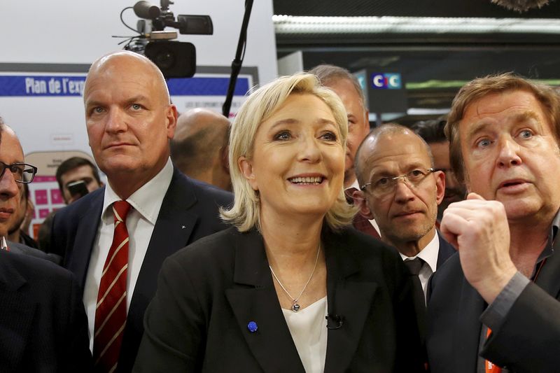 © Reuters. FILE PHOTO - Thierry Legier, the bodyguard of Marine Le Pen, French National Front (FN) political party leader and candidate for French 2017 presidential election, stands near as she visits the Salon des Entrepreneurs Fair in Paris