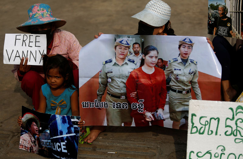 © Reuters. Protesters hold an image of land-rights activist Tep Vanny as they demonstrate in support her, in front of the Phnom penh Municipal Court during her verdict in central Phnom Penh
