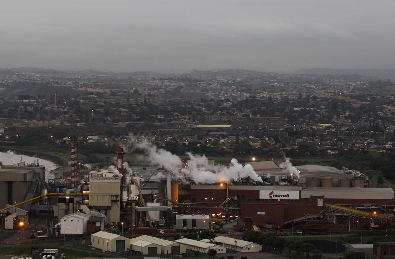© Reuters. A general view of the Mondi paper factory is seen in Merebank, Durban