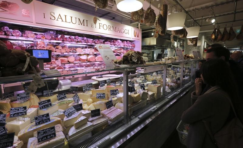 © Reuters. Un negozio di generi alimentari a Milano