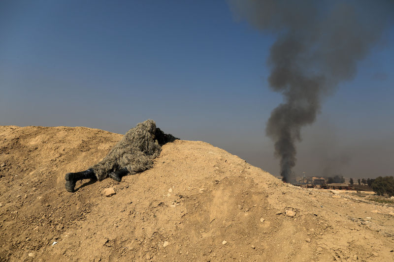 © Reuters. Fuerzas iraquíes lanzan una ofensiva en el aeropuerto de Mosul