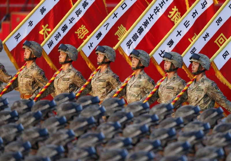 © Reuters. Soldados chineses durante parada militar em Pequim
