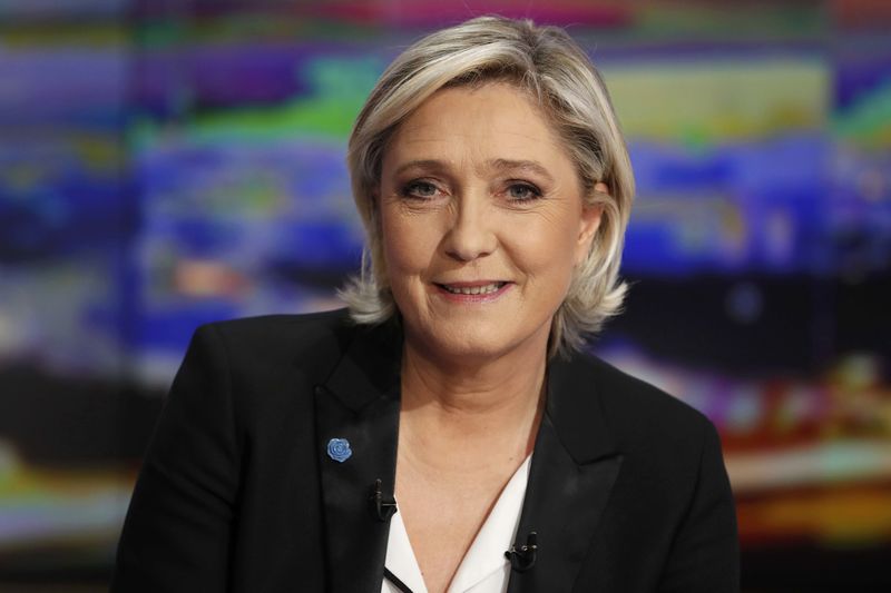 © Reuters. Líder da extrema direita, Marine Le Pen, durante entrevista ao canal de TV francês TF1, em Boulogne-Billancourt