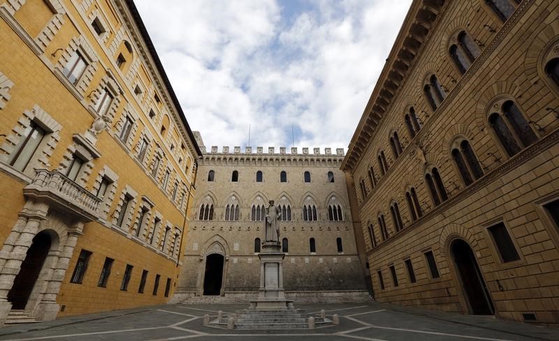 © Reuters. Monte Dei Paschi bank headquarters is pictured in Siena