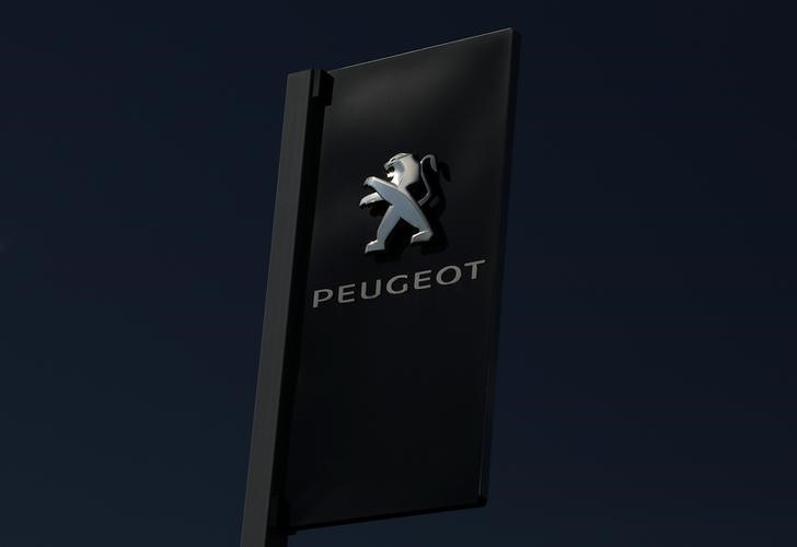 © Reuters. The logo of French car maker Peugeot is seen at a dealership in Nice