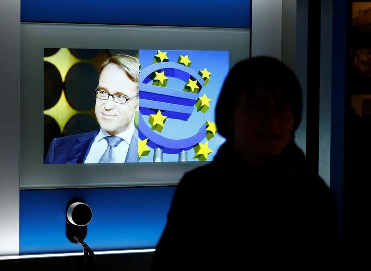 © Reuters. A visitor passes a video screen showing Weidmann, Bundesbank President, during a preview day at the German Bundesbank Money Museum in Frankfurt