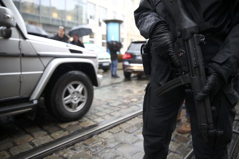 © Reuters. Policial alemão durante operação em Munique