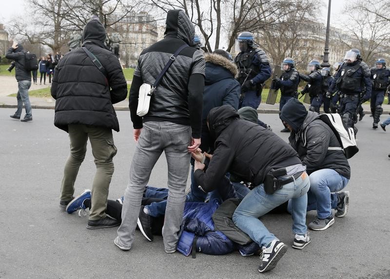 © Reuters. شرطة مكافحة الشغب تواجه احتجاجا مناهضا للشرطة في باريس