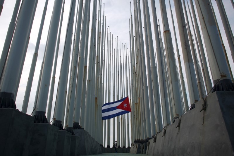 © Reuters. Bandeira nacional cubana vista em Havana