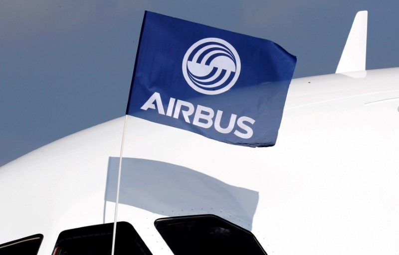 © Reuters. FILE PHOTO:  A flight test engineer holds an Airbus Group flag after the first flight of the Airbus A320neo in Colomiers near Toulouse