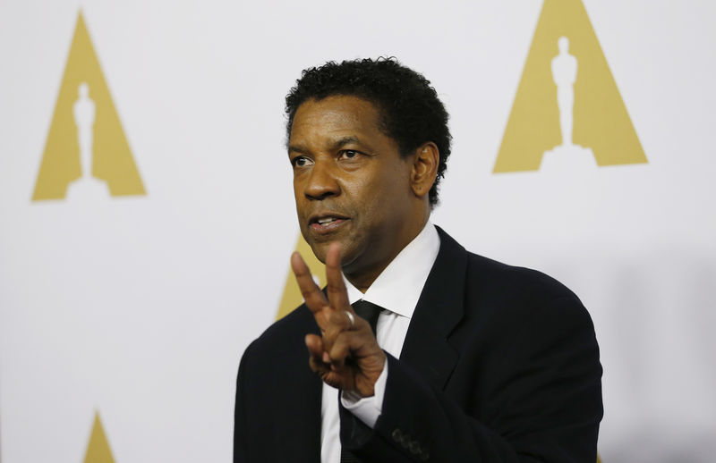 © Reuters. Denzel Washington durante anúncio de indicados ao Oscar, em Los Angeles