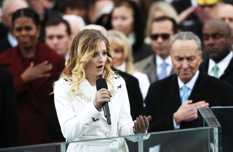 © Reuters. Jackie Evancho sings the U.S. National Anthem during inauguration ceremonies swearing in Donald Trump as the 45th president of the United States on the West front of the U.S. Capitol in Washington