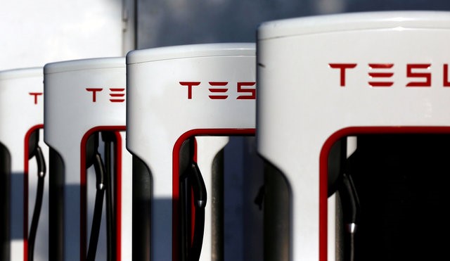 © Reuters. FILE PHOTO - A Tesla Supercharger station is shown in Cabazon, California