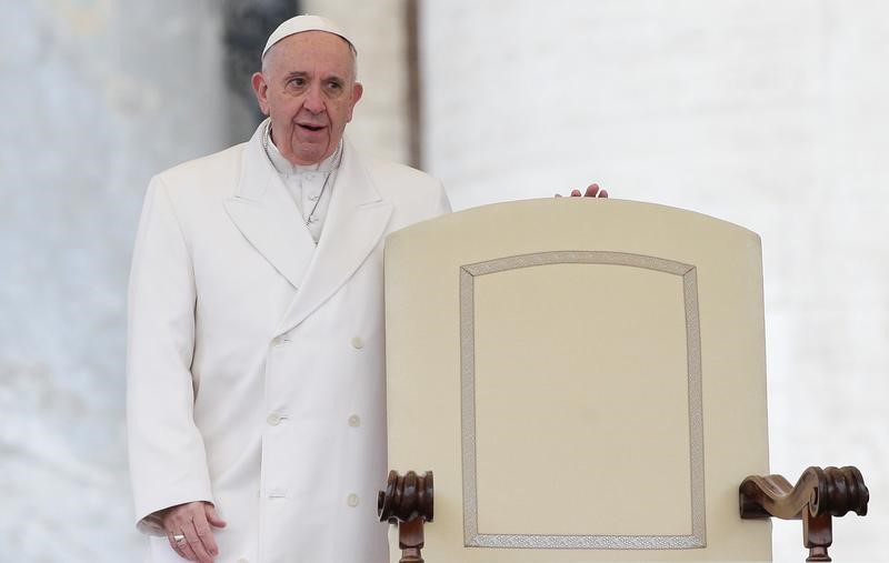 © Reuters. El Papa sugiere "es mejor ser ateo que un católico hipócrita"