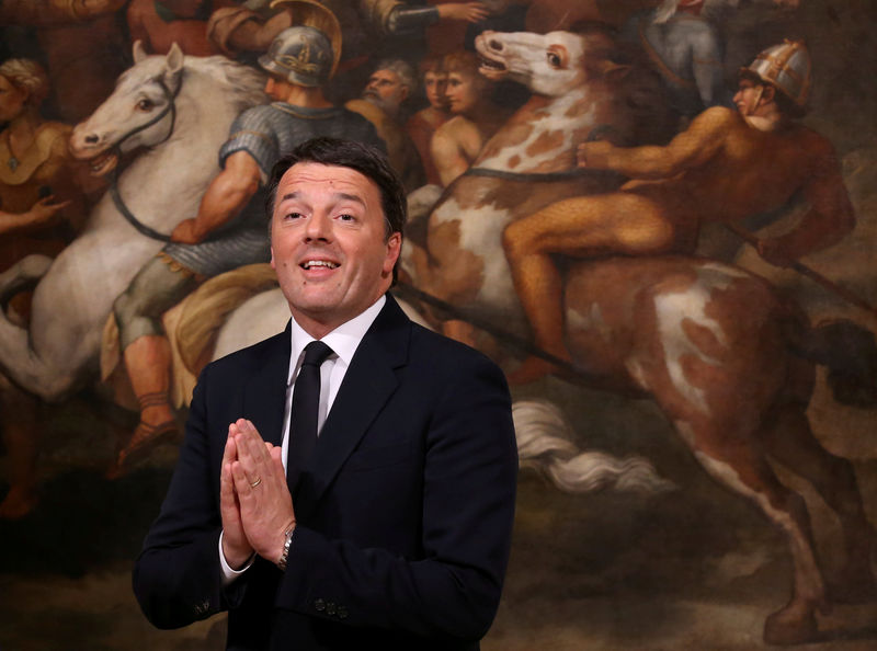 © Reuters. FILE PHOTO: Outgoing Italian Prime Minister Matteo Renzi gestures during the bell ceremony, to signify the start of the first cabinet meeting of the newly appointed Italian Prime Minister Paolo Gentiloni, at Chigi Palace in Rome