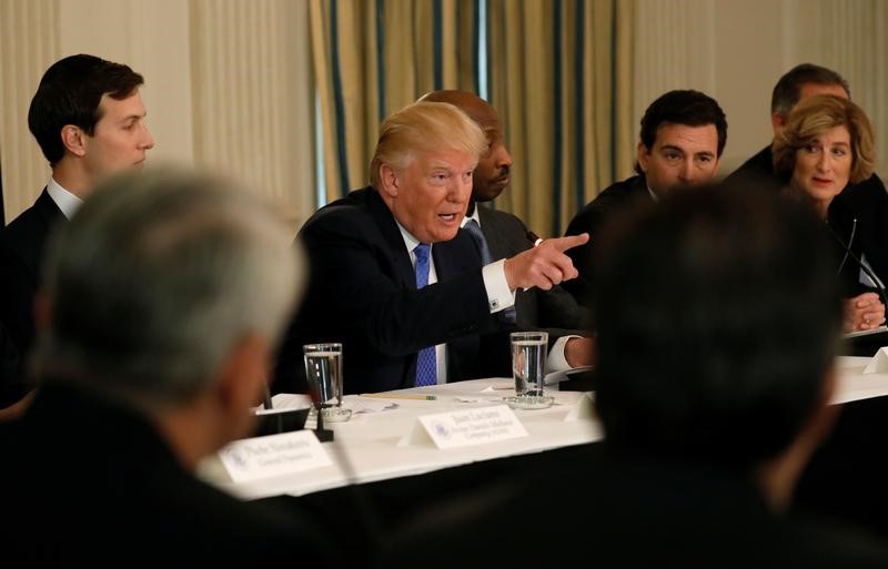 © Reuters. Trump hosts a meeting with manufacturing CEOs at the White House in Washington