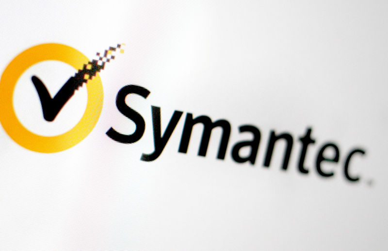 © Reuters. FILE PHOTO -  The Symantec logo is pictured on a screen