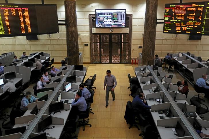 © Reuters. بورصة مصر تتضرر من خطة ضريبية والبنوك تضغط على معظم أسواق الخليج