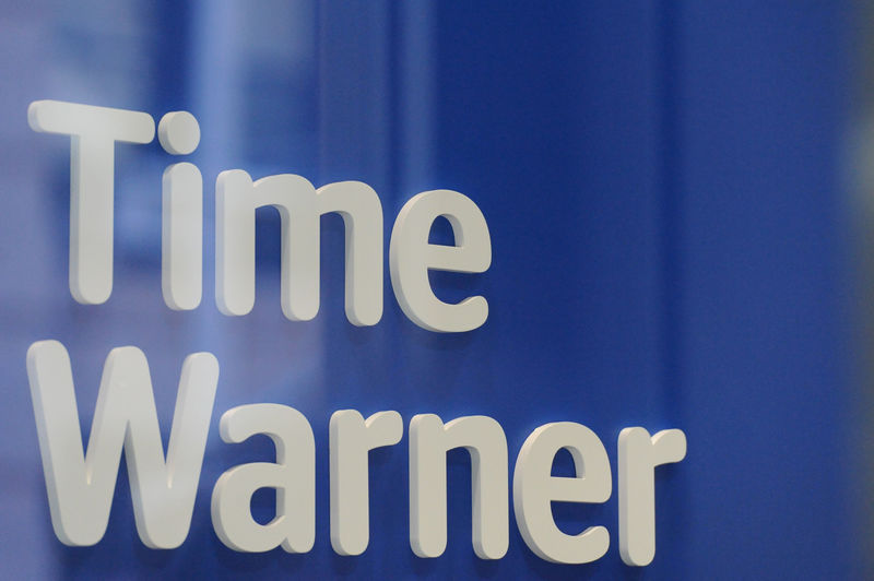 © Reuters. FILE PHOTO -  A Time Warner logo is seen at a Time Warner store in New York City