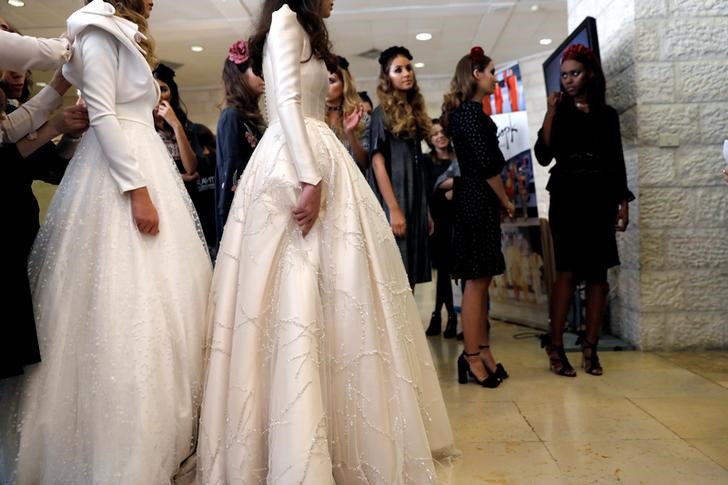 © Reuters. Modelos se preparam para desfile em Jerusalém