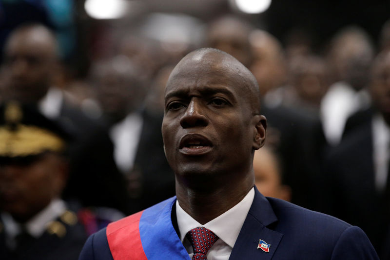 © Reuters. Haitian President Moise sings the national anthem during the Inauguration ceremony in Port-au-Prince