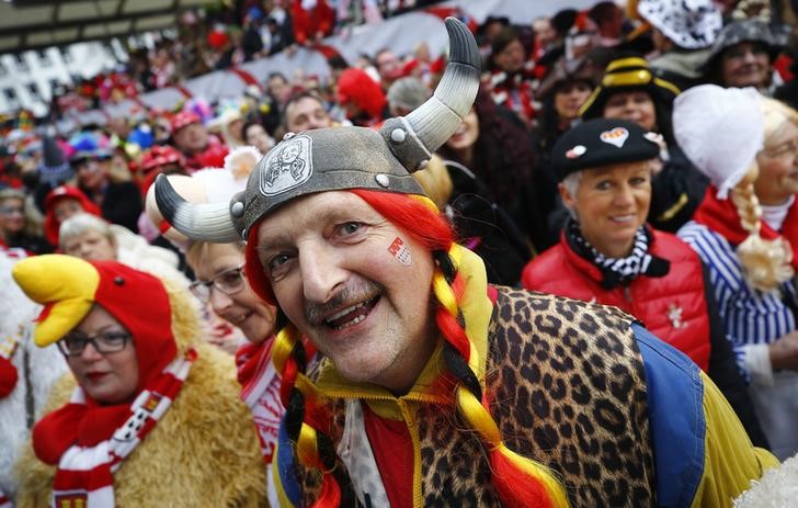 © Reuters. Alemães festejam o Carnaval em Colônia