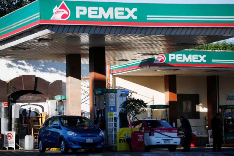 © Reuters. Vehicles are seen next to fuel pumps at a Pemex gas station in Mexico City