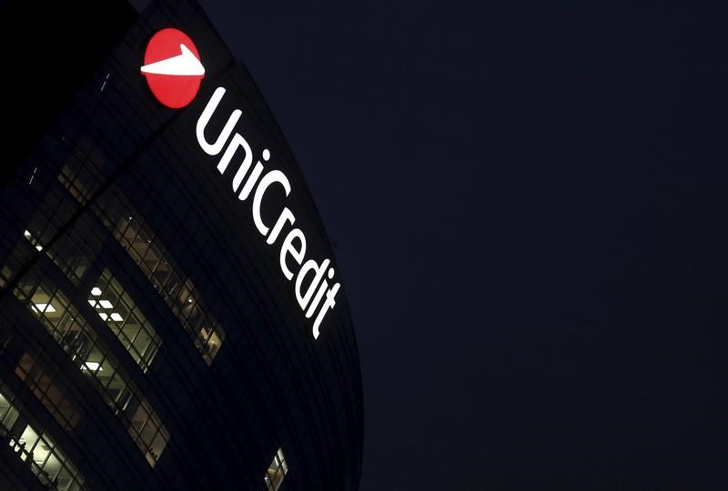 © Reuters. The headquarters of UniCredit bank is seen in downtown Milan