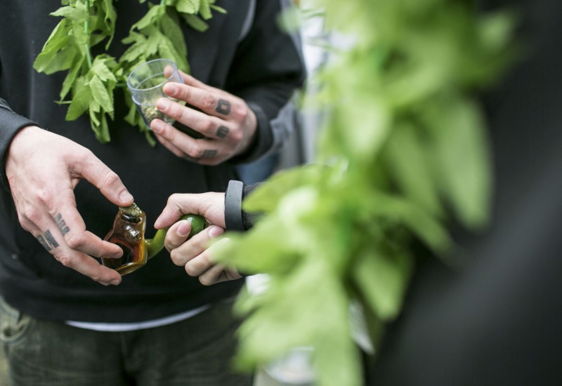 © Reuters. People pack a glass bowl with marijuana during Hempfest's 420Fest at the Luxe Nightclub in Seattle