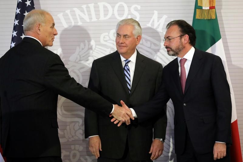 © Reuters. Tillerson (ao centro), observa Kelly cumprimentar Videgaray (à direita)