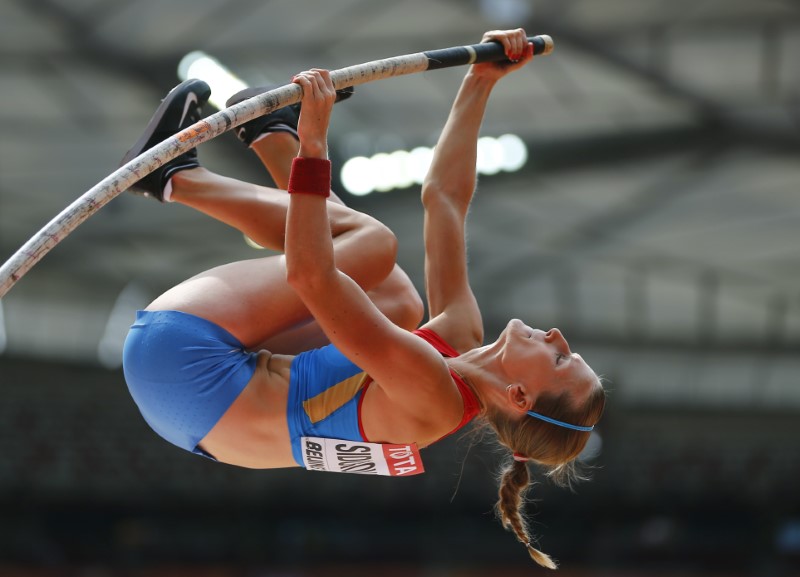 © Reuters. Sidorova of Russia competes in women's pole vault qualification at 15th IAAF World Championships in Beijing