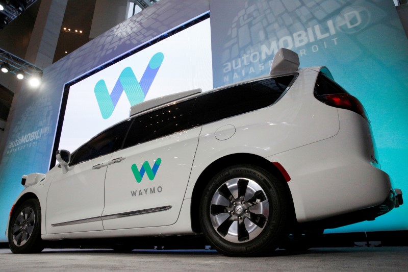 © Reuters. Waymo unveils a self-driving Chrysler Pacifica minivan during the North American International Auto Show in Detroit