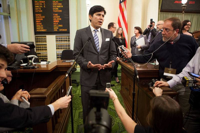 © Reuters. FILE PHOTO - Senate President pro tem Kevin de Leon speaks to reporters at the State Capitol in Sacramento