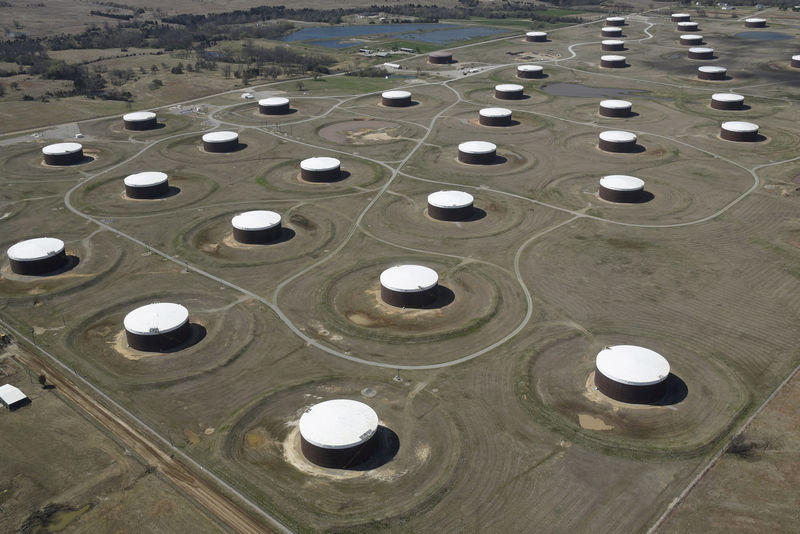 © Reuters. FILE PHOTO - Crude oil storage tanks are seen from above at the Cushing oil hub in Cushing