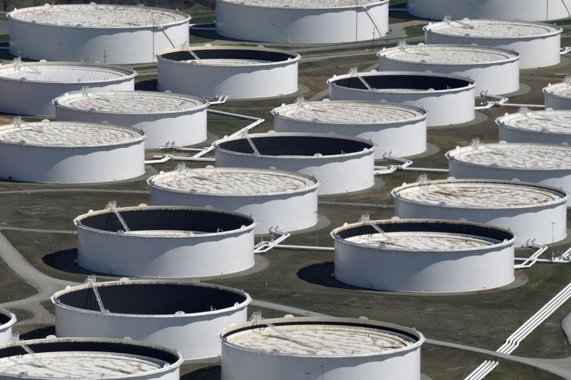 © Reuters. FILE PHOTO - Crude oil storage tanks are seen from above at the Cushing oil hub in Cushing