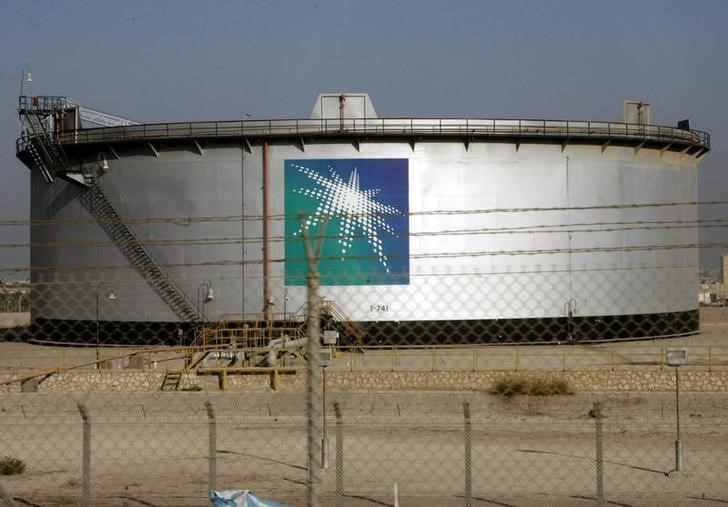 © Reuters. An oil tank is seen at the Saudi Aramco headquarters during a media tour at Damam city