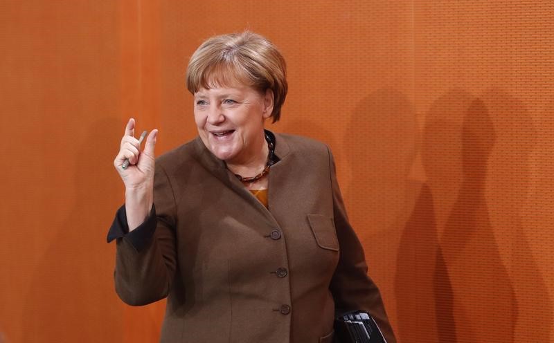 © Reuters. El partido de Merkel se pone por delante del SPD en una encuesta