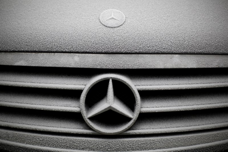 © Reuters. Snowflakes are seen on the grille badge of a Mercedes-Benz car in Warsaw
