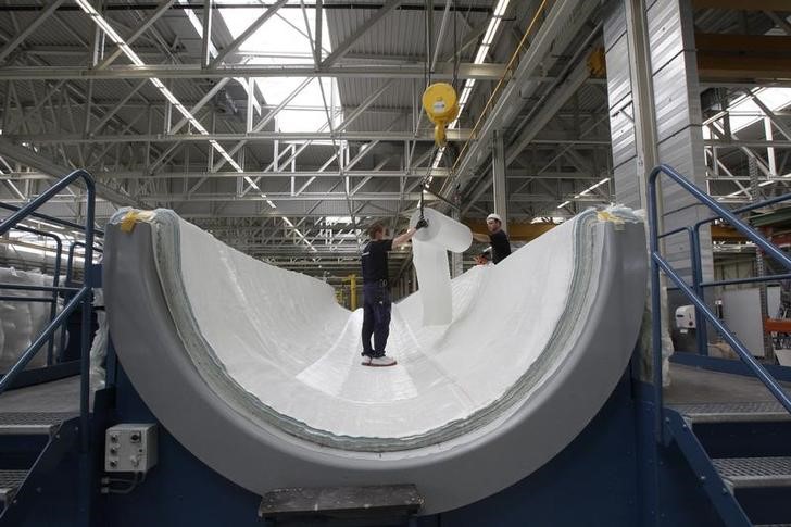 © Reuters. Engeneers work at the Nordex wind turbine factory hall in Rostock