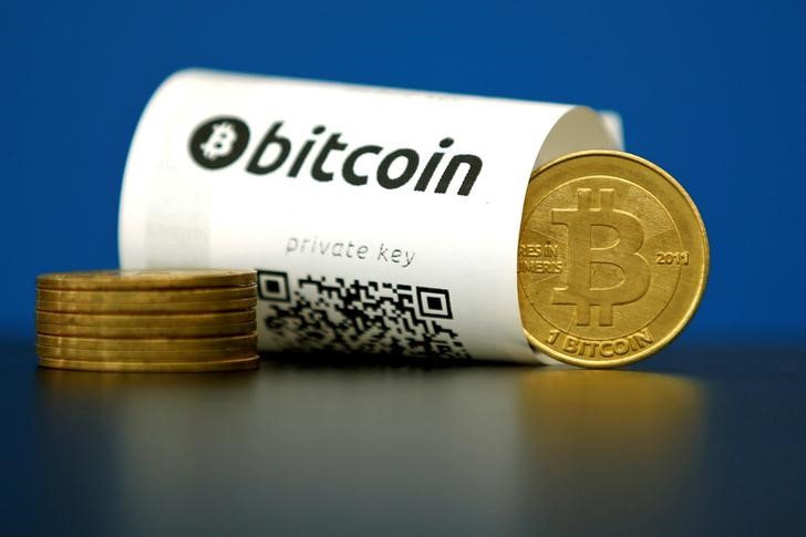 © Reuters. FILE PHOTO: A Bitcoin paper wallet with QR codes and a coin are seen in an illustration picture taken at La Maison du Bitcoin in Paris