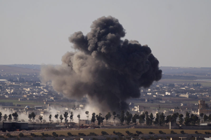 © Reuters. Fumaça vista na cidade síria de al-Bab