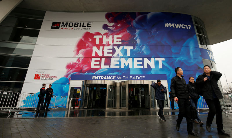 © Reuters. People walk past the main entrance of the Mobile World Congress in Barcelona