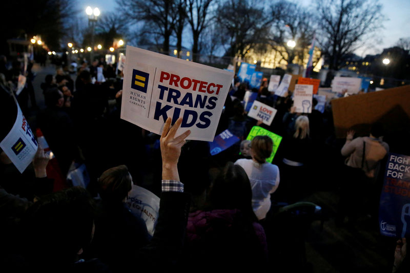 © Reuters. Empresas de EEUU critican la medida de Trump contra los estudiantes trans