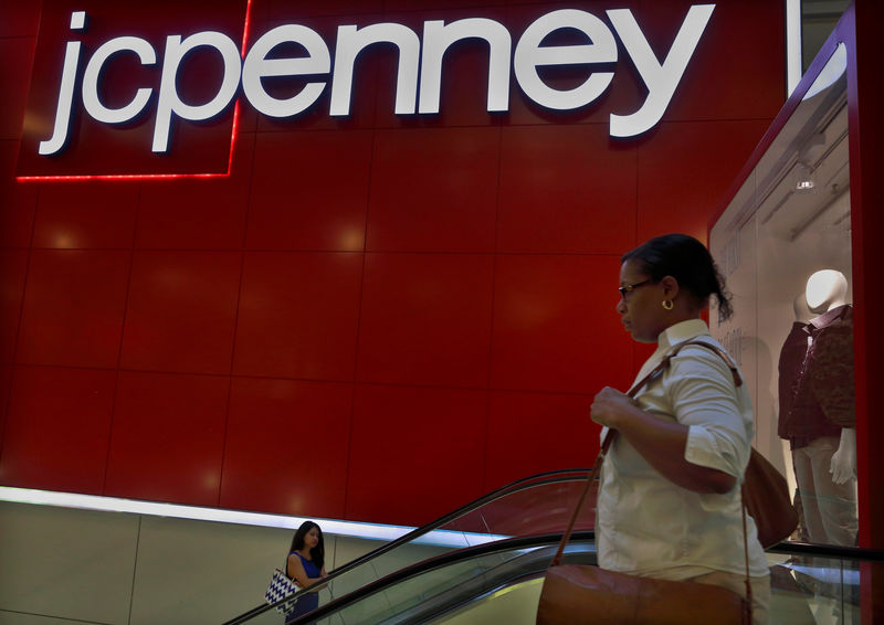 © Reuters. FILE PHOTO -  Customers ride the escalator at a J.C. Penney store in New York