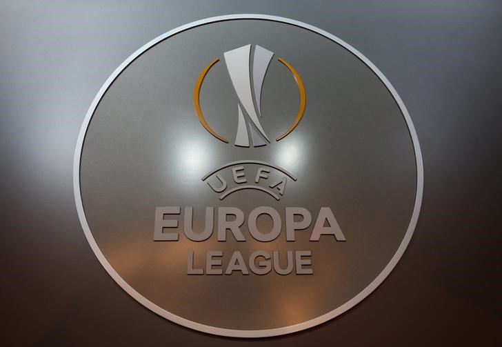 © Reuters. قرعة دور 16 من الدوري الأوروبي لكرة القدم
