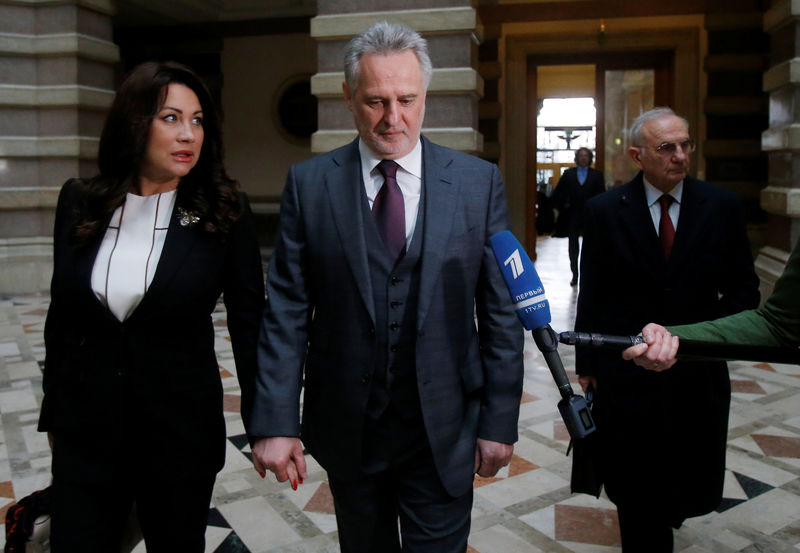 © Reuters. Ukrainian oligarch Firtash, his wife Lada and lawyer Boehmdorfer arrive at court in Vienna